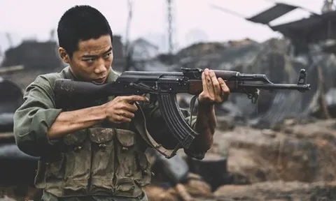 Tấn - chiến sĩ sống sót duy nhất trong "Mưa đỏ" kể hậu trường vượt qua nỗi sợ khi ăn rắn sống