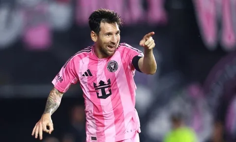 Hành động "lén lút" của trọng tài và Messi gây tranh cãi