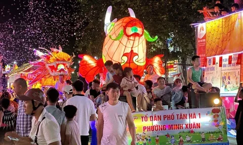 Du khách ùn ùn kéo về Tuyên Quang vui Trung thu sớm