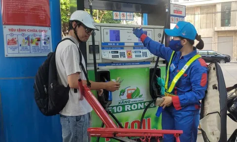 Giá xăng RON95 giảm 443 đồng/lít
