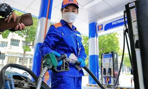 Giá xăng tăng, dầu giảm