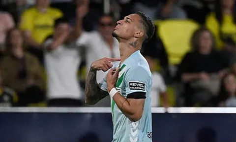 Antony bắt chước màn ăn mừng của Ronaldo khiến người hâm mộ sửng sốt