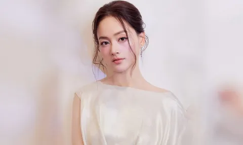 Lan Phương với nhan sắc gây ngỡ ngàng, khoe lưng trần hậu ly hôn