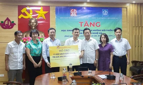 “Các em vùng khó chỉ mong có đủ sách để học, có vở để viết"