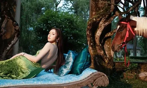 Ca sĩ Bích Phương khoe lưng trần gợi cảm giữa bối cảnh thần tiên