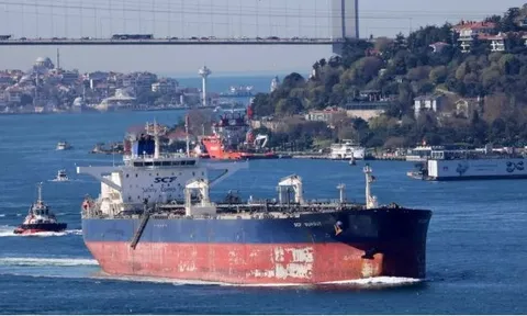 Trước thời hạn trừng phạt của Mỹ, một quốc gia vẫn ùn ùn nhập khẩu dầu Nga