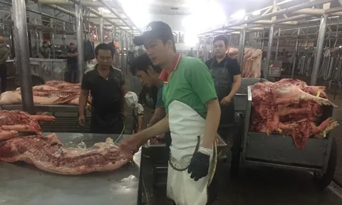 Giá heo hơi hôm nay, 29-10: Bất ngờ với giá thịt heo ở chợ đầu mối