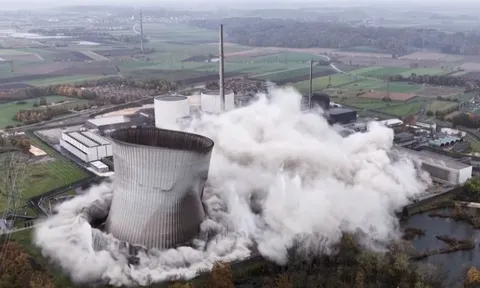 Khoảnh khắc 56.000 tấn bê tông sụp đổ tại nhà máy điện hạt nhân Đức