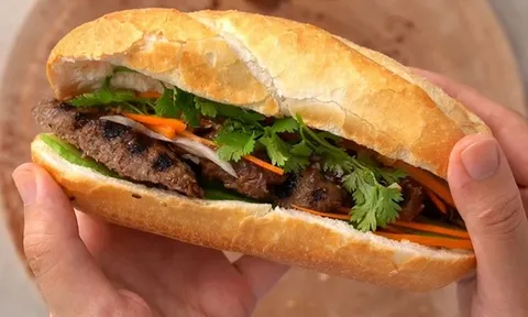 Hơn 40 người nhập viện nghi ngộ độc sau khi ăn bánh mì