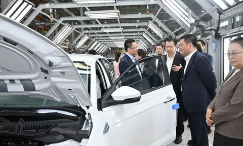 Đón Bộ trưởng Lào, nhà máy ô tô công suất 120.000 xe/năm tuyên bố lấn sân sang xe điện và muốn xuất khẩu sang Lào