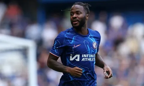 Cầu thủ Sterling đối đầu với băng trộm có hung khí để bảo vệ gia đình