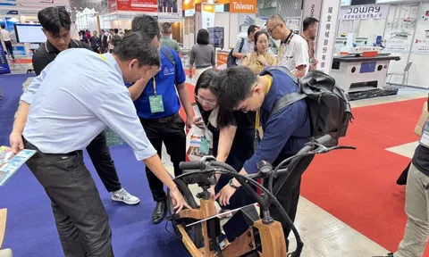 Xe máy điện khung gỗ do sinh viên chế tạo khiến dân tình trầm trồ