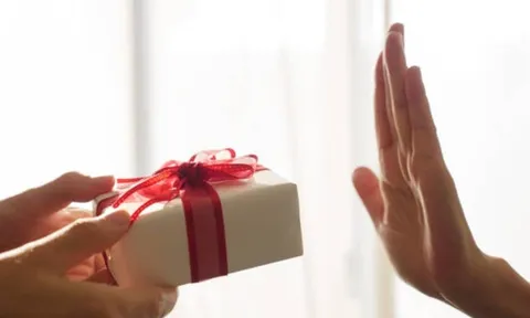 Nhiều trường học không nhận hoa, quà dịp 20/11, xin chuyển thành học bổng cho học sinh nghèo