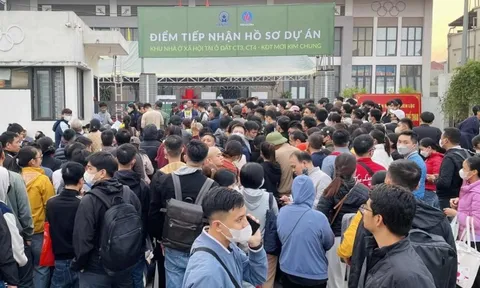 Người dân xếp hàng xuyên đêm mua nhà ở xã hội, chuyên gia hiến kế số hoá ngay