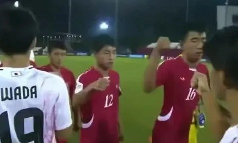 Khoảnh khắc gây sốc: Cầu thủ Triều Tiên "đấm" đối thủ thay vì bắt tay