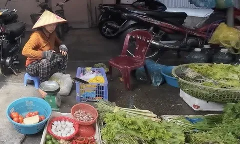 Chợ trống kệ, người dân Gia Lai phải “săn” từng bó rau nhỏ