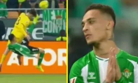 Antony xin lỗi sau khi tung người móc bóng trúng mặt đối thủ