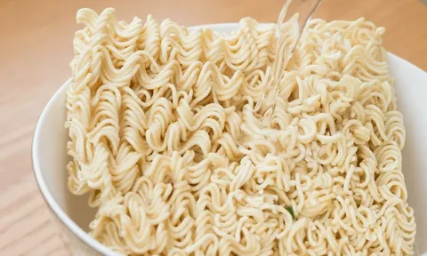 Cậu bé đau bụng dữ dội, tử vong sau khi ăn mì chưa nấu chín