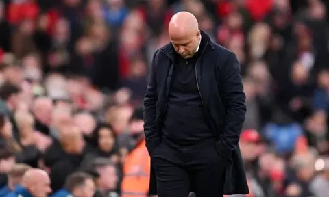 Phản ứng của CĐV Liverpool về việc sa thải HLV Arne Slot
