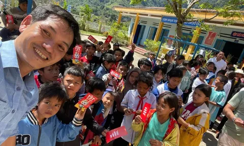 Tấm lòng người thầy và những nụ cười sau con dốc