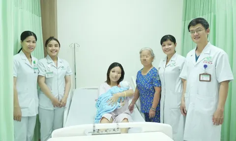 Bỏ qua thủ tục hành chính lúc "vượt cạn", cứu kịp cả mẹ lẫn con