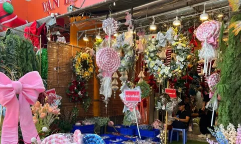 Đồ Noel giá 'sập sàn', nhân viên đội nắng ra đường đón khách vẫn không thấy