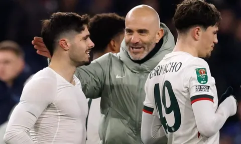 Phản ứng của HLV Maresca khi CĐV Chelsea hô vang tên tại Carabao Cup