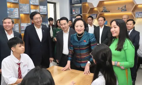 Phó Thủ tướng Phạm Thị Thanh Trà khánh thành Phòng thực hành giáo dục STEM tại Trường THPT Nguyễn Huệ, Lào Cai