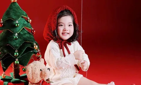 Con gái út nhà Khánh Thi - Phan Hiển, xinh yêu như thiên thần đón Noel