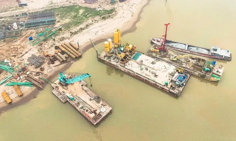 Cận cảnh công trường thi công cầu vượt sông Hồng gần 10.000 tỷ đồng