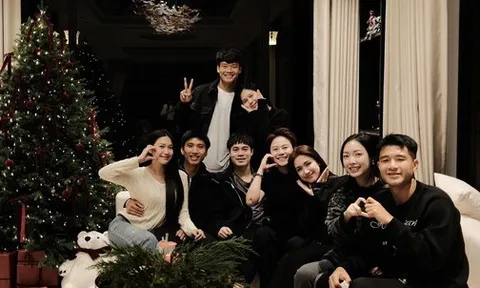 Hoà Minzy đi chơi cùng dàn cầu thủ đình đám bóng đá Việt nhưng dân tình chỉ gọi tên một người