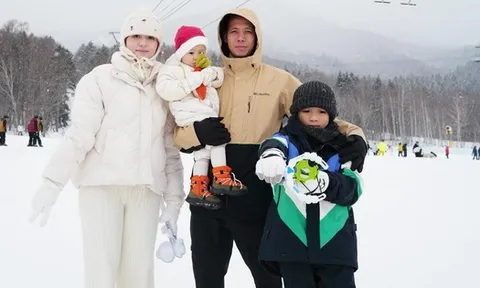 Văn Quyết và ái nữ cựu chủ tịch CLB Sài Gòn hạnh phúc thế!