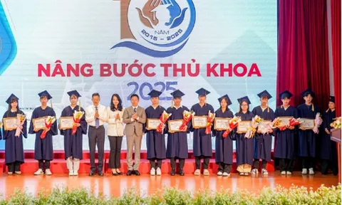 Nâng bước thủ khoa 2025: Giọt nước mắt hạnh phúc của 120 thủ khoa vượt nghịch cảnh
