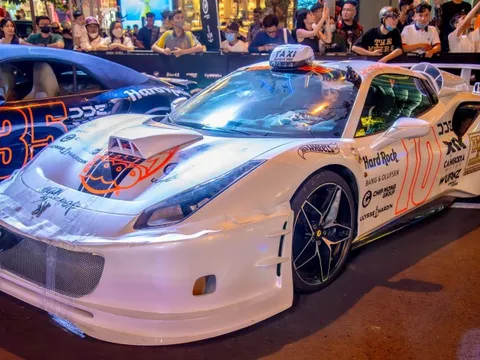 4 xe khủng hút view nhất Gumball 3000: Đính kim cương, có chiếc dùng băng dính cố định bodykit