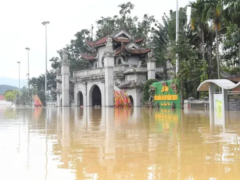 “Miền Bắc cố lên!” - Hành trình mang nước tinh khiết đến bà con vùng lũ