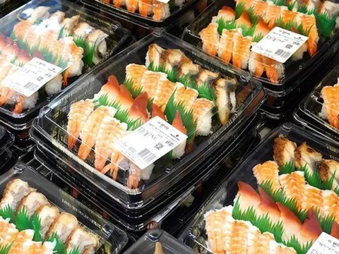 Mấy cái hộp nhựa đen đựng sushi trong siêu thị, trông thì ngon, nhưng độc hại cỡ nào?