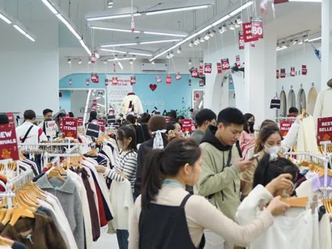 Black Friday đúng đợt rét nhất từ đầu mùa, người Hà Nội đổ xô mua quần áo