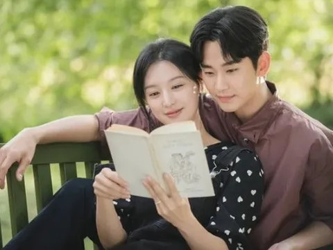 Kim Soo Hyun nói gì về tin hẹn hò Kim Ji Won?