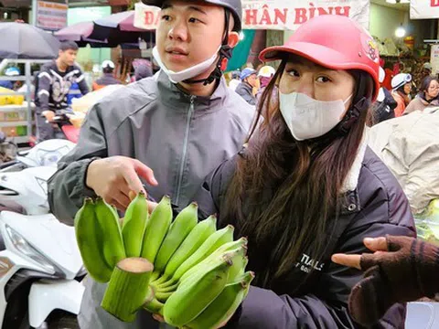 Giá chuối xanh bày mâm ngũ tăng phi mã