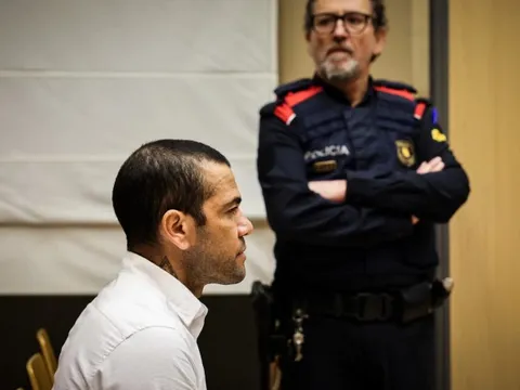 Dani Alves được bồi thường tiền cho thời gian ngồi tù