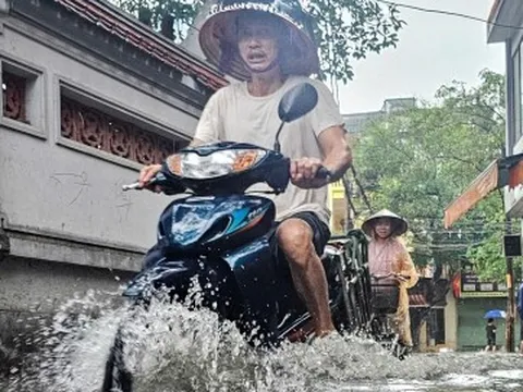 Nhiều tuyến đường ở Hà Nội ngập sâu sau trận mưa lớn sáng 1/5