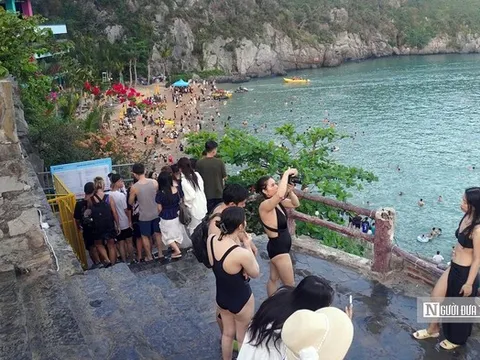 Khu du lịch Cát Bà đón hơn 50.000 lượt du khách trong 2 ngày đầu nghỉ lễ 30/4 - 1/5