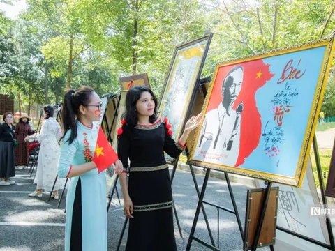 Chung một non sông trong từng nét mực