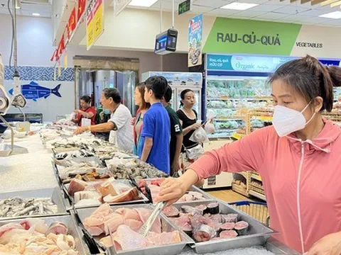 Siêu thị thắng lớn, chợ vắng hoe dịp lễ 30-4
