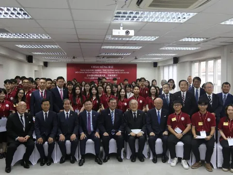 Thủ tướng Nhật Bản Ishiba Shigeru thăm Đại học Việt Nhật