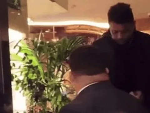 Ronaldo say xỉn đến mức đi không vững, phải cần người dìu ra tận xe