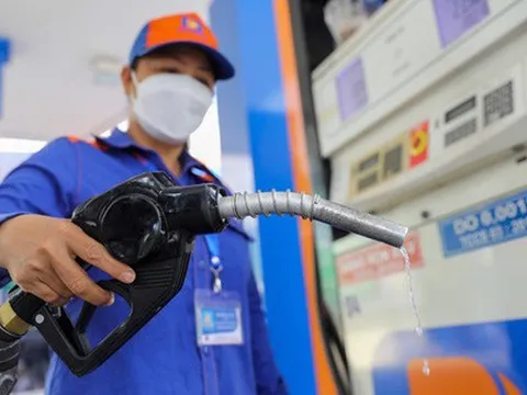 Giá xăng dầu tiếp tục giảm
