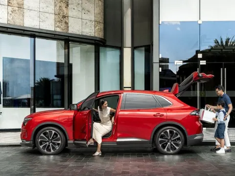 Sạc miễn phí, vận hành mạnh, VF 8 thành SUV gia đình hot hè này