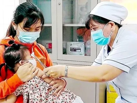 Ngăn chặn bùng phát dịch sởi, Bình Thuận nỗ lực tiêm vắc-xin phòng bệnh