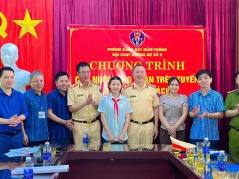 CSGT Nghệ An góp tiền lương, đỡ đầu 2 học sinh có hoàn cảnh đặc biệt khó khăn
